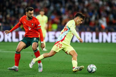 MUNİH, GERMANY - 8 Haziran 2025: Bruno Fernandes, Pedri - UEFA Uluslar Ligi 2025 - Allianz Arena 'da İspanya' ya karşı. 