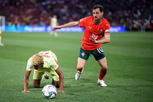 MUNICH, GERMANY - 8 Haziran 2025: Lamine Yamal, Bernardo Silva - UEFA Uluslar Ligi 2025, Allianz Arena 'da İspanya' ya karşı. 