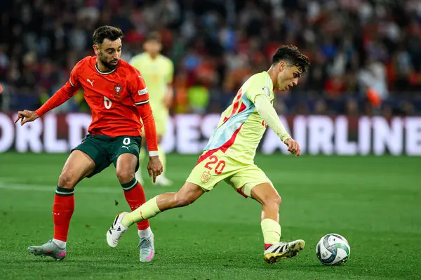 MUNİH, GERMANY - 8 Haziran 2025: Bruno Fernandes, Pedri - UEFA Uluslar Ligi 2025 - Allianz Arena 'da İspanya' ya karşı. 