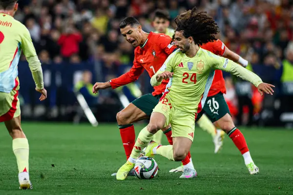 MUNICH, GERMANY - 8 Haziran 2025: Marc Cucurella, Cristiano Ronaldo - UEFA Uluslar Ligi 2025, Allianz Arena 'da İspanya' ya karşı. 