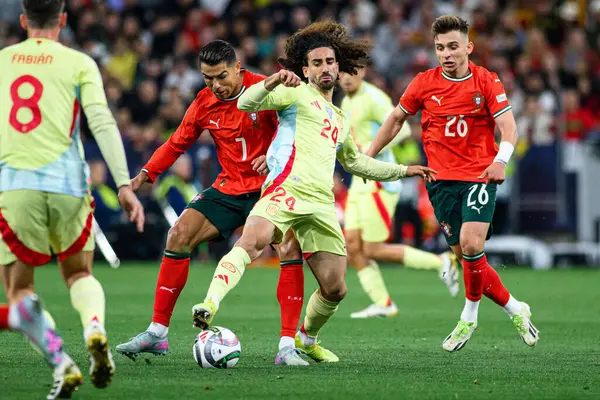 MUNICH, GERMANY - 8 Haziran 2025: Marc Cucurella, Cristiano Ronaldo - UEFA Uluslar Ligi 2025, Allianz Arena 'da İspanya' ya karşı. 