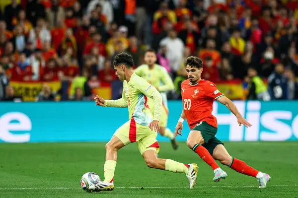 MUNİH, GERMANY - 8 Haziran 2025: Pedri, Pedro Neto - UEFA Uluslar Ligi 2025, Allianz Arena 'da İspanya' ya karşı. 