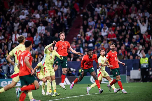 MUNICH, GERMANY - 8 Haziran 2025: Pedro Porro, Diogo Jota - UEFA Uluslar Ligi 2025, Allianz Arena 'da İspanya' ya karşı. 