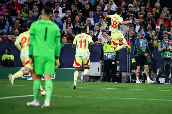 MUNICH, GERMANY - 8 Haziran 2025: Martin Zubimendi, Nico Williams - UEFA Uluslar Ligi 2025, Allianz Arena 'da İspanya' ya karşı. 