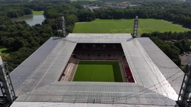 COLOGNE, GERMANY 11 Haziran 2025: Rhein EnergieStadion 'un hava manzarası, ev sahibi stadyum 1. FC Kln, UEFA EURO 2024 karşılaşmaları öncesinde yeşilliklerle çevrili.