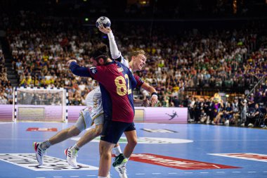 COLOGNE, GERMANY - 14 Haziran 2025: Gisli Thorgeir Kristjansson, Luis Diogo Sousa Frade - Kamyon Scout24 EHF FINAL4 Barca-SC Magdeburg maçı Lanxess Arena 'da.