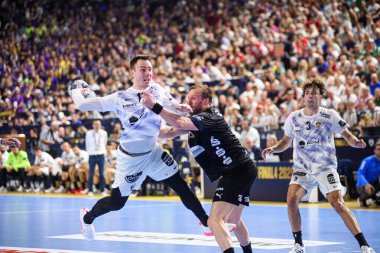 COLOGNE, GERMANY - 14 Haziran 2025: Rok Ovnicek - Kamyon Öncüsü 24 EHF Finali FINAL4 Fuchse Berlin HBC Nantes 'e karşı Lanxess Arena' da.