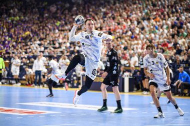 COLOGNE, GERMANY - 14 Haziran 2025: Rok Ovnicek - Kamyon Öncüsü 24 EHF Finali FINAL4 Fuchse Berlin HBC Nantes 'e karşı Lanxess Arena' da.