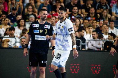 COLOGNE, GERMANY - 14 HAZİRAN 2025: Fabian Wiede, Nicolas Tournat - Kamyon Önderi 24 EHF Finali FINAL4 Fuchse Berlin, Lanxess Arena 'da HBC Nantes' e karşı.