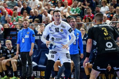 COLOGNE, GERMANY - 14 Haziran 2025: Rok Ovnicek - Kamyon Öncüsü 24 EHF Finali FINAL4 Fuchse Berlin HBC Nantes 'e karşı Lanxess Arena' da.
