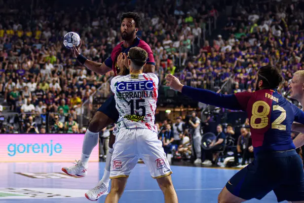 COLOGNE, GERMANY - 14 HAZİRAN 2025: Kamyon İzcisi 24 EHF FINAL4 Barca-SC Magdeburg maçı Lanxess Arena 'da.