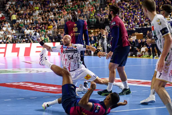 COLOGNE, GERMANY - 14 HAZİRAN 2025: Oscar Bergendahl - Kamyon İzcisi 24 EHF FINAL4 Barca-SC Magdeburg maçı Lanxess Arena 'da.