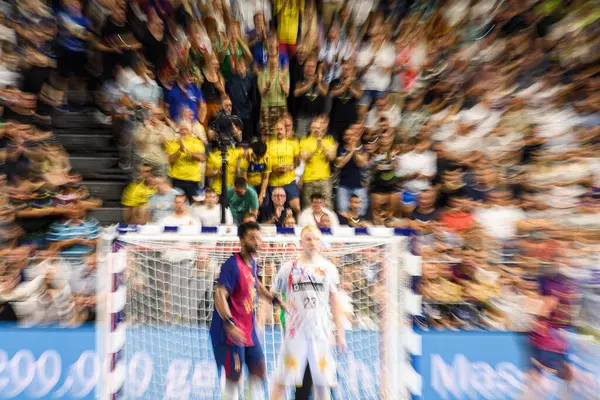 COLOGNE, GERMANY - 14 HAZİRAN 2025: Fans - Kamyon İzcisi 24 EHF FINAL4 Barca-SC Magdeburg maçı Lanxess Arena 'da.