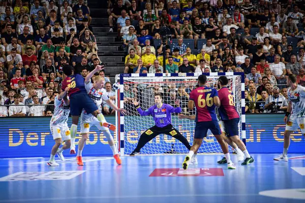 COLOGNE, GERMANY - 14 HAZİRAN 2025: - Kamyon İzcisi 24 EHF FINAL4 Barca-SC Magdeburg maçı Lanxess Arena 'da.