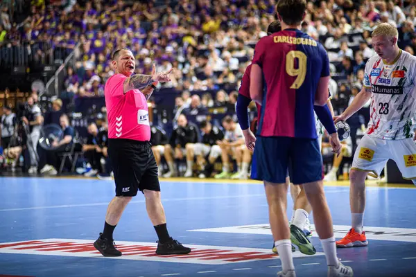 COLOGNE, GERMANY - 14 HAZİRAN 2025: - Kamyon İzcisi 24 EHF FINAL4 Barca-SC Magdeburg maçı Lanxess Arena 'da.