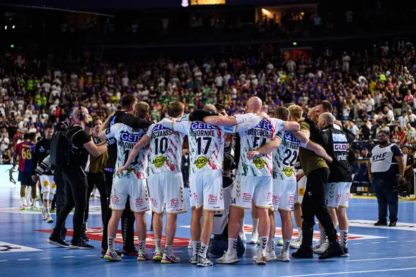 COLOGNE, GERMANY - 14 HAZİRAN 2025: - Kamyon İzcisi 24 EHF FINAL4 Barca-SC Magdeburg maçı Lanxess Arena 'da.