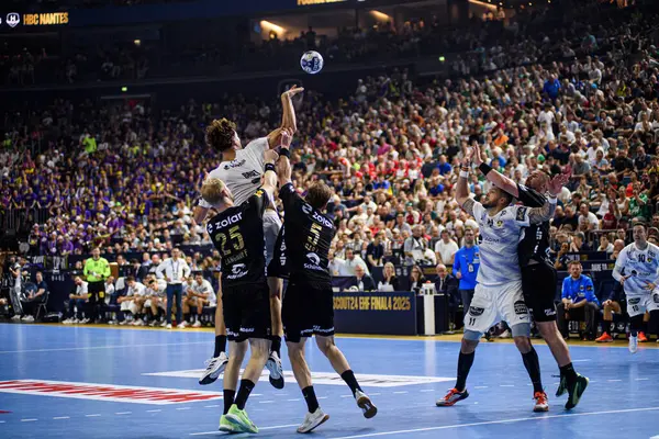 COLOGNE, GERMANY - 14 HAZİRAN 2025: - Kamyon İzcisi 24 EHF FINAL4 Fuchse Berlin 'e karşı Lanxess Arena' da HBC Nantes.