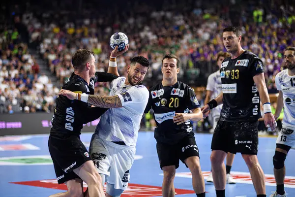 COLOGNE, GERMANY - 14 HAZİRAN 2025: Nicolas Tournat - Kamyon Öncüsü 24 EHF Finali FINAL4 Fuchse Berlin HBC Nantes 'e karşı Lanxess Arena' da.
