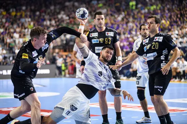 COLOGNE, GERMANY - 14 HAZİRAN 2025: Nicolas Tournat - Kamyon Öncüsü 24 EHF Finali FINAL4 Fuchse Berlin HBC Nantes 'e karşı Lanxess Arena' da.