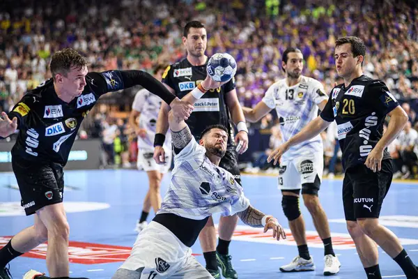 COLOGNE, GERMANY - 14 HAZİRAN 2025: Nicolas Tournat - Kamyon Öncüsü 24 EHF Finali FINAL4 Fuchse Berlin HBC Nantes 'e karşı Lanxess Arena' da.