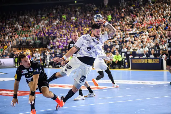 COLOGNE, GERMANY - 14 HAZİRAN 2025: Nicolas Tournat - Kamyon Öncüsü 24 EHF Finali FINAL4 Fuchse Berlin HBC Nantes 'e karşı Lanxess Arena' da.