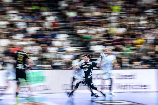 COLOGNE, GERMANY - 14 HAZİRAN 2025: - Kamyon İzcisi 24 EHF FINAL4 Fuchse Berlin 'e karşı Lanxess Arena' da HBC Nantes.