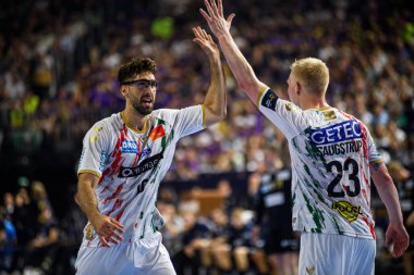 COLOGNE, GERMANY - 15 Haziran 2025: Antonio Serradilla Cuenca, Magnus Saugstrup Jensen - Kamyon Scout24 EHF Berlin-SC Magdeburg maçı Lanxess Arena 'da.