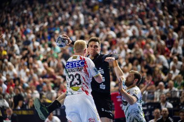 COLOGNE, GERMANY - 15 Haziran 2025: Magnus Saugstrup Jensen, Mathias Gidsel - Kamyon İzcisi 24 EHF FINALF Berlin ile SC Magdeburg arasında Lanxess Arena 'da oynanan final maçı.