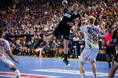COLOGNE, GERMANY - 15 Haziran 2025: Magnus Saugstrup Jensen, Mathias Gidsel - Kamyon İzcisi 24 EHF FINALF Berlin ile SC Magdeburg arasında Lanxess Arena 'da oynanan final maçı.