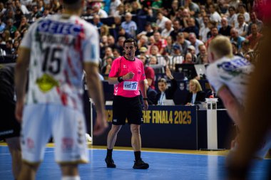 COLOGNE, GERMANY - 15 HAZİRAN 2025: - Kamyon İzcisi 24 EHF FINAL4 Fuchse Berlin, SC Magdeburg 'a karşı Lanxess Arena.