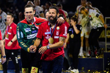 COLOGNE, GERMANY - 15 Haziran 2025: Nikola Portner, Bennet Wiegert - Kamyon Öncüsü 24 EHF Finali FINAL4 Fuchse Berlin, SC Magdeburg 'a karşı Lanxess Arena.