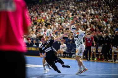 COLOGNE, GERMANY - 15 HAZİRAN 2025: Nils Lichtlein - Kamyon Öncüsü 24 EHF Finali FINAL4 Fuchse Berlin, SC Magdeburg 'a karşı Lanxess Arena.