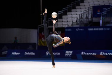 ESSEN, GERMANY - 17 HAZİRAN, 2025: Khrystyna POHRANCHNA - Ritmik jimnastik, Bireysel Balo, Rhine-Ruhr 2025 Messe 'de FISU Dünya Üniversite Oyunları.