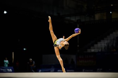 ESSEN, GERMANY - 17 Temmuz 2025: Ritmik jimnastik, Bireysel Balo, Ren-Ruhr 2025 FISU Dünya Üniversite Oyunları Messe 'de.