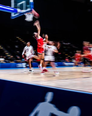 ESSEN, GERMANY - 20 Temmuz 2025: - Basketbol, maç, ABD - Polonya, Rhine-Ruhr 2025 FISU Dünya Üniversite Oyunları Messe 'de.