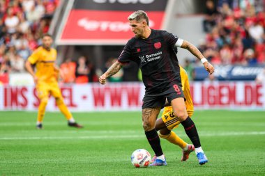 LEVERKUSEN, GERMANY - 5 AĞUSTOS, 2025: Robert Andrich, Yüzbaşı - Bayer 04 Leverkusen, Pisa SC 'ye karşı.