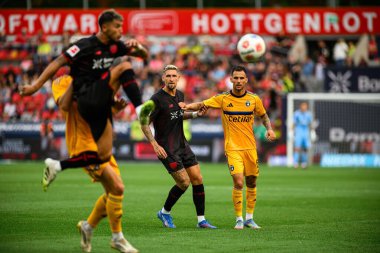 LEVERKUSEN, GERMANY - 5 AĞUSTOS, 2025: Robert Andrich, Yüzbaşı - Bayer 04 Leverkusen, Pisa SC 'ye karşı.