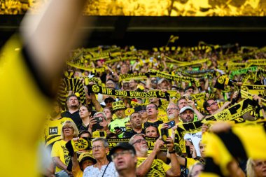 DORTMUND, GERMANY - 10 AĞUSTOS, 2025: Fan desteği - Sezon öncesi maç Borussia Dortmund - SIGNAL IDUNA PARK 'ta Juventus' a karşı.