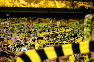 DORTMUND, GERMANY - 10 AĞUSTOS, 2025: Fan desteği - Sezon öncesi maç Borussia Dortmund - SIGNAL IDUNA PARK 'ta Juventus' a karşı.