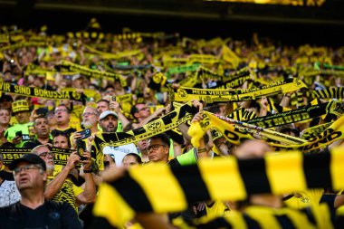 DORTMUND, GERMANY - 10 AĞUSTOS, 2025: Fan desteği - Sezon öncesi maç Borussia Dortmund - SIGNAL IDUNA PARK 'ta Juventus' a karşı.