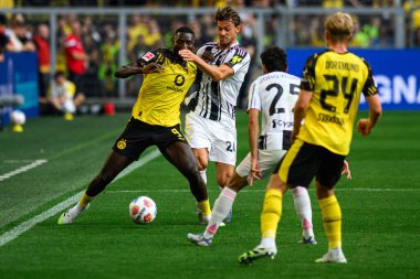 DORTMUND, GERMANY - 10 AĞUSTOS, 2025: Serhou Guirassy, Daniele Rugani - Sezon öncesi maç SiGNAL IDUNA PARK 'ta Borussia Dortmund' a karşı Juventus.