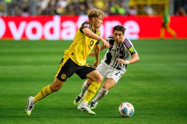 DORTMUND, GERMANY - 10 AĞUSTOS, 2025: Daniel Svensson, Fabio Miretti - Sezon öncesi maç SiGNAL IDUNA PARK 'ta Borussia Dortmund' a karşı Juventus.