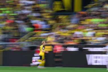 DORTMUND, GERMANY - 10 AĞUSTOS, 2025: Julian Brandt - Sezon öncesi maç Borussia Dortmund - SIGNAL IDUNA PARK 'ta Juventus' a karşı.