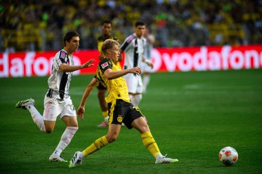 DORTMUND, GERMANY - 10 AĞUSTOS, 2025: Daniel Svensson, Fabio Miretti - Sezon öncesi maç SiGNAL IDUNA PARK 'ta Borussia Dortmund' a karşı Juventus.