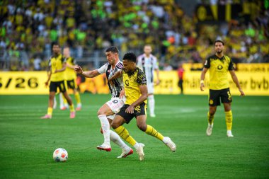 DORTMUND, GERMANY - 10 AĞUSTOS, 2025: Almugera Kabar, Dusan Vlahoviç - Sezon öncesi maç SiGNAL IDUNA PARK 'ta Borussia Dortmund' a karşı Juventus.
