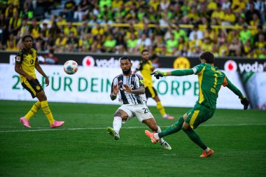 DORTMUND, GERMANY - 10 AĞUSTOS, 2025: Douglas Luiz - Sezon öncesi maç Borussia Dortmund - SIGNAL IDUNA PARK 'ta Juventus' a karşı.