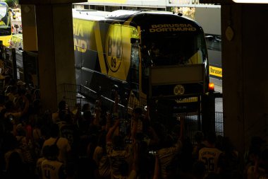 DORTMUND, GERMANY - 10 AĞUSTOS, 2025: Takım Otobüsü ve taraftarları - Sezon öncesi maç SiGNAL IDUNA PARK 'ta Borussia Dortmund Juventus' a karşı.