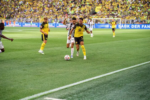 DORTMUND, GERMANY - 10 AĞUSTOS, 2025: Ramy Bensebaini - Sezon öncesi maç SiGNAL IDUNA PARK 'ta Borussia Dortmund Juventus' a karşı.