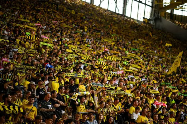 DORTMUND, GERMANY - 10 AĞUSTOS, 2025: Fan desteği - Sezon öncesi maç Borussia Dortmund - SIGNAL IDUNA PARK 'ta Juventus' a karşı.