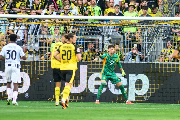 DORTMUND, GERMANY - 10 AĞUSTOS, 2025: Gregor Kobel - Sezon öncesi maç Borussia Dortmund - SIGNAL IDUNA PARK 'ta Juventus' a karşı.